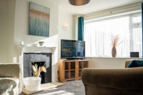 3 Bedroom home in Milton Keynes with Free Parking, WiFi and SKY TV